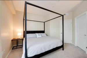 Katil atau katil-katil dalam bilik di The Nest a Spacious 1 Bedroom Apartment with a Pool View +9 gambar