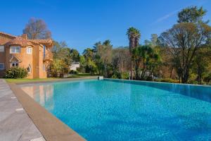 een zwembad voor een huis bij Villa Cerrado das Fontainhas SPA in Sintra