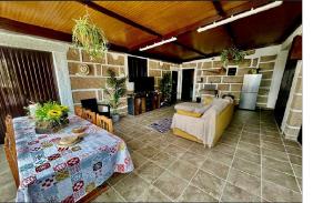 een woonkamer met een tafel en een bank bij Casa Rural Finca Paraíso. Heated pool in Vilaflor