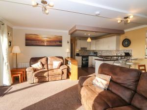 uma sala de estar com dois sofás e uma cozinha em Seaforth em Kilkee