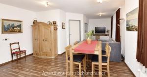 Televízia a/alebo spoločenská miestnosť v ubytovaní Astoria Apartments