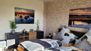 ein Schlafzimmer mit einem Bett und einer Ziegelwand in der Unterkunft Ferienhaus Kirschblüte in Monschau