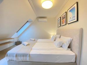 Postel nebo postele na pokoji v ubytování Sun terrace mini penthouse Bestern