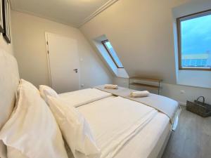 Postel nebo postele na pokoji v ubytování Sun terrace mini penthouse Bestern