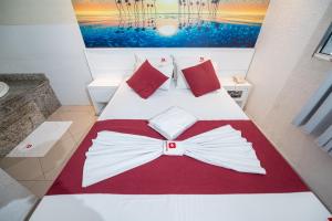 Uma cama ou camas num quarto em Expo Hotel