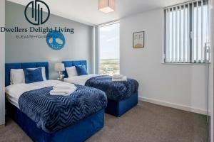 dwa łóżka w pokoju z oknem w obiekcie Basildon - Dwellers Delight Living Ltd Serviced Accommodation , 2 Bedroom Penthouse Basildon Essex with Free Wifi & secure parking w mieście Basildon