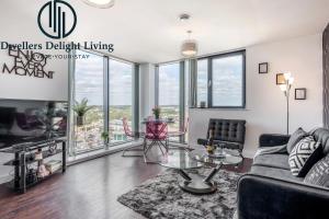 バジルドンにあるBasildon - Dwellers Delight Living Ltd Serviced Accommodation , 2 Bedroom Penthouse Basildon Essex with Free Wifi & secure parkingのリビングルーム(ソファ、テーブル付)