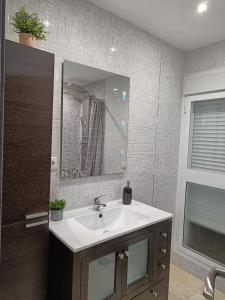 bagno con lavandino e specchio di La Brisa apartamento a Málaga