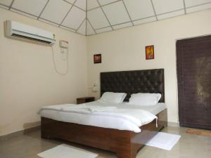 um quarto com uma cama grande num quarto em Green Imperial em Port Blair