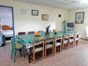 ein Esszimmer mit einem Tisch mit Stühlen und Obst darauf in der Unterkunft Cortijo El Pericón in La Aljorra