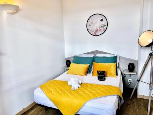 um quarto com uma cama com um bicho de peluche em Gabrielle hôtel em Aiguines