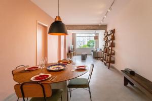 comedor con mesa de madera y sillas en Conforto, 2 quartos e garagem perto da Faria Lima, en São Paulo