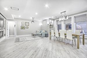 Area soggiorno di Charming and Luxurious 2BR+1Bath Guest Suite