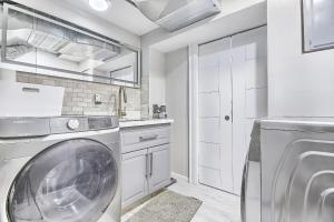 Foto dalla galleria di Charming and Luxurious 2BR+1Bath Guest Suite a Toronto