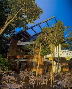 a group of tables and chairs in front of a building at Sítio do Bosco Park in Tianguá