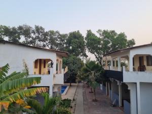 a view of the courtyard of a house at AUBERGE LA PRALINE in Soukouta
