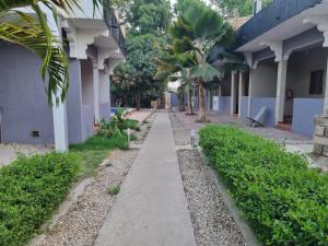 an empty sidewalk in front of a building at AUBERGE LA PRALINE 