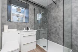 een badkamer met een douche, een wastafel en een bad bij Central City Stay - 1 Bed Apartment in Aberdeen in Aberdeen