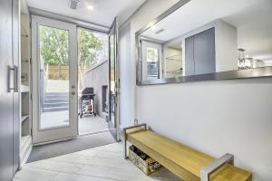 Foto dalla galleria di Charming and Luxurious 2BR+1Bath Guest Suite a Toronto