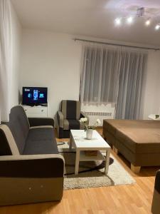 uma sala de estar com um sofá e uma mesa em Studio 101 Fatrapark 1 Ružomberok em Ruzomberok