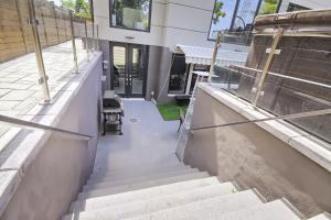 Balcone o terrazza di Charming and Luxurious 2BR+1Bath Guest Suite