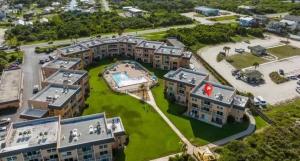 uma vista aérea de um complexo de apartamentos com piscina em Creston House 1D em Saint Augustine