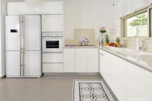 Photo de la galerie de l'établissement וילה אל סלבדור - וילה מדהימה עם בריכה פרטית וג'קוזי, à Peqi‘in H̱adasha