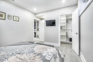 TV o dispositivi per l'intrattenimento presso Charming and Luxurious 2BR+1Bath Guest Suite