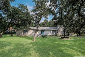 una casa de piedra en un patio con árboles en Gorgeous rustic home near River Walk and Sea World en San Antonio