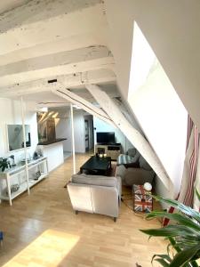 salon z kanapą i stołem w obiekcie TOURS quartier halles 70m2 w Tours