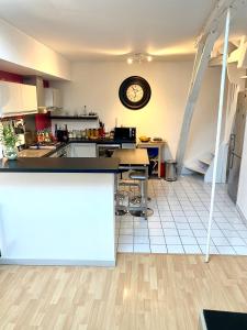 Kuchyňa alebo kuchynka v ubytovaní TOURS quartier halles 70m2