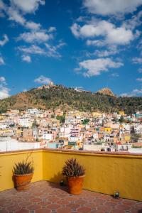 - une vue sur la ville depuis le toit d'un bâtiment dans l'établissement Hotel Casa Santa Lucia, à Zacatecas