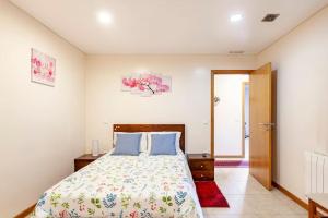 ein Schlafzimmer mit einem Bett in einem Zimmer in der Unterkunft Casa de Balinhas - Gerês in Cova + 33 Fotos