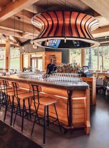 - un bar avec une grande table et des verres à vin dans l'établissement Golf, Bike, Lake Cottage 3 BR 5 min Bryce Resort, à Basye