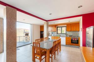 eine Küche mit Tisch und Stühlen in einem Zimmer in der Unterkunft Casa de Balinhas - Gerês in Cova