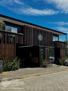 un bâtiment avec un banc devant lui dans l'établissement Pousada Costa Container, à Penha