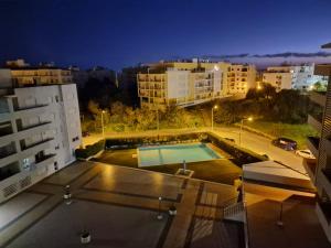 uma piscina no telhado de um edifício à noite em Mar Salgado Apartment em Armação de Pêra