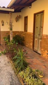 a house with a courtyard with plants and a door at Casarão 47 in Areia