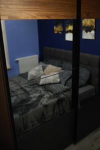 un riflesso di un letto in una stanza di Apartament Nowe Redzikowo 2 