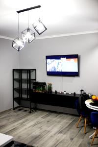 un soggiorno con TV a schermo piatto a parete di Apartament Nowe Redzikowo 2 