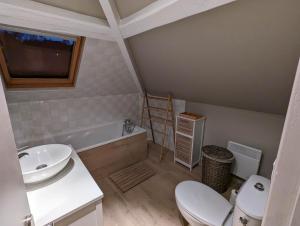 a bathroom with a sink and a toilet and a tub at Studio des Enfants in Honfleur