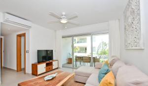 Beach Garden F3 Luxury Condo的电视和/或娱乐中心