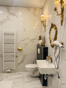 a bathroom with a toilet and a sink at XuBa ApartmentRooms I Wien Messe Prater I Küchenzeile in Vienna