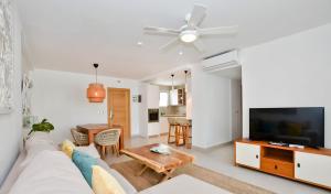 Beach Garden F3 Luxury Condo的电视和/或娱乐中心