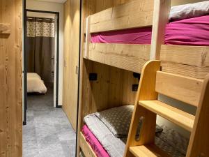 a couple of bunk beds in a room at Bel appartement rénové - 8 pers, balcon, animaux admis - FR-1-634-86 in Morzine
