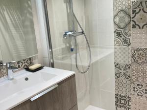 a bathroom with a shower and a sink at Bel appartement rénové - 8 pers, balcon, animaux admis - FR-1-634-86 in Morzine +9 photos