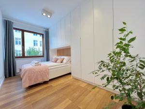 a bedroom with a bed and a window at Garnizon by Q4Apartments in Gdańsk