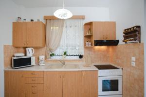 uma cozinha com um lavatório e um micro-ondas em Vivi's holidays home at Stegna em Archangelos
