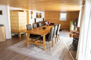 - une salle à manger avec une table et des chaises en bois dans l'établissement Ferienhaus "Hörli" im Toggenburg, à Sankt Peterzell