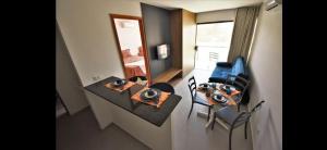 嘎林海斯港的住宿－Condôminio Velas do Porto，一间带桌椅的房间和一间用餐室